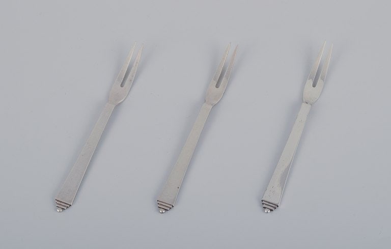 Georg Jensen Pyramid, three cold meat forks in sterling silver.: Title:Georg Jensen Pyramid, three cold meat forks in sterling silver. Description:Georg Jensen Pyramid, three cold meat forks in sterling silver. 1933-1944 hallmark. In excellent condition. Dimensions