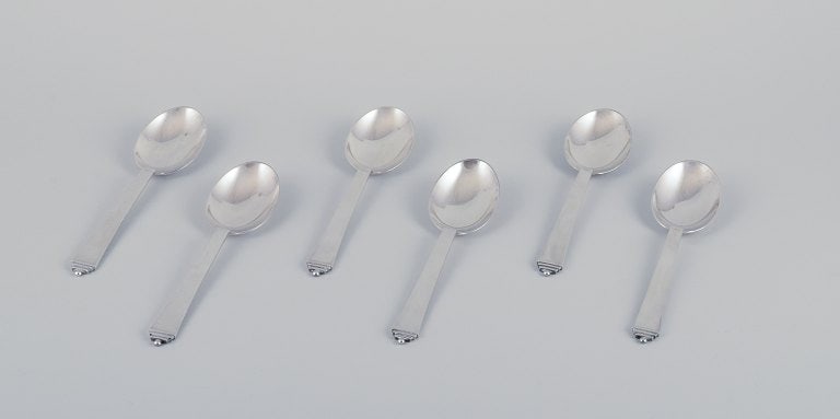 Georg Jensen Pyramid, six dining spoons in sterling silver.: Title:Georg Jensen Pyramid, six dining spoons in sterling silver. Description:Georg Jensen Pyramid, six dining spoons in sterling silver. Hallmark: 1933-1944. In excellent condition. Length 19.5 cm. R
