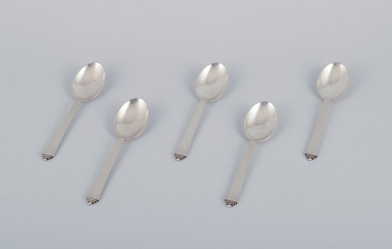 Georg Jensen Pyramid, five dessert spoons in sterling silver.: Title:Georg Jensen Pyramid, five dessert spoons in sterling silver. Description:Georg Jensen Pyramid, five dessert spoons in sterling silver. Hallmark: After 1945. In excellent condition. Length 16.5