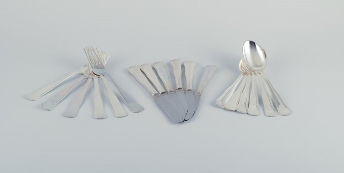 Cohr, Danish silversmith. "Old Danish". Complete six-person dinner service in 830 silver. Approx.: Title:Cohr, Danish silversmith. "Old Danish". Complete six-person dinner service in 830 silver. Approx. 1940Description:Cohr, Danish silversmith. "Old Danish". Complete six-person dinner service