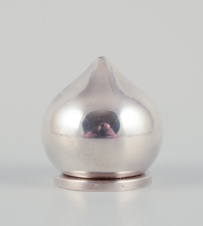 Aage Weimar, Danish silversmith. A pair of modernist salt and pepper shakers in sterling silver. - 4