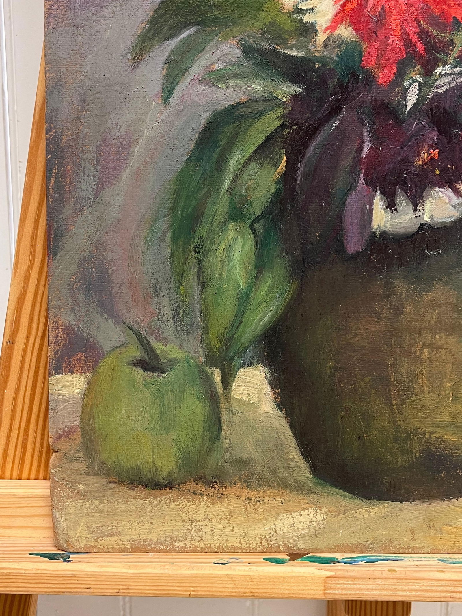 1930's French Post-Impressionist Oil Colorful Still Life Flowers in Vase & Apple 1930's - 8