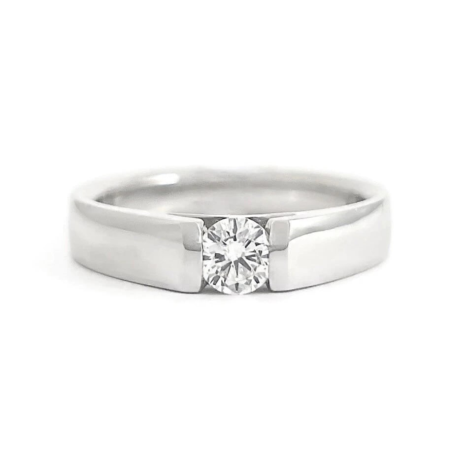 Men's Round Diamond Solitaire Wedding Band Ring 18K White Gold, .33 CT: Men's Round Diamond Solitaire Wedding Band Ring 18K White Gold, .33 CT This is a stylish men's diamond wedding band. Please let us know if you have any questions. Diamond: 1 round brilliant cut, .33 c