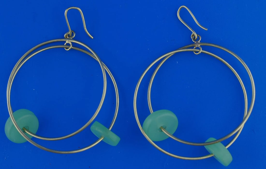 L. FRANK 22K YELLOW GOLD GREEN GLASS STONE DOUBLE HOOP EARRINGS C.1980: Title: L. FRANK 22K YELLOW GOLD GREEN GLASS STONE DOUBLE HOOP EARRINGS C.1980Description: STYLISH & ADORABLE 22K YELLOW GOLD DESIGNER'S DOUBLE HOOP EARRINGS GREEN GLASS BY L. FRANK C.1980 STYLISH
