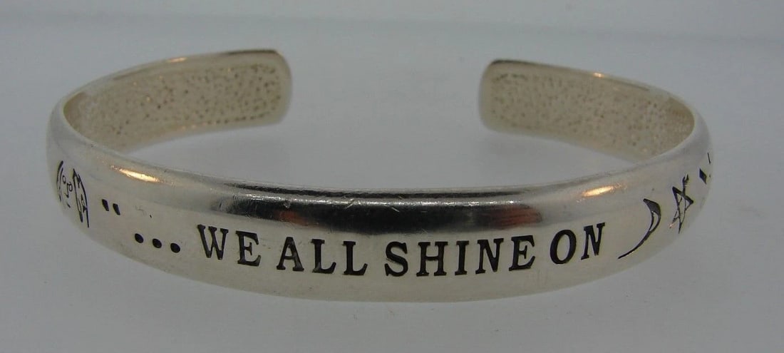 TRENDY Sterling Silver Bangle from Thailand: Title: TRENDY Sterling Silver Bangle from Thailand Description: Sterling Silver Bangle from Thailan· Wonderful bracelet that is a necessity in your collection. · The weight is 26.8 grams. &#