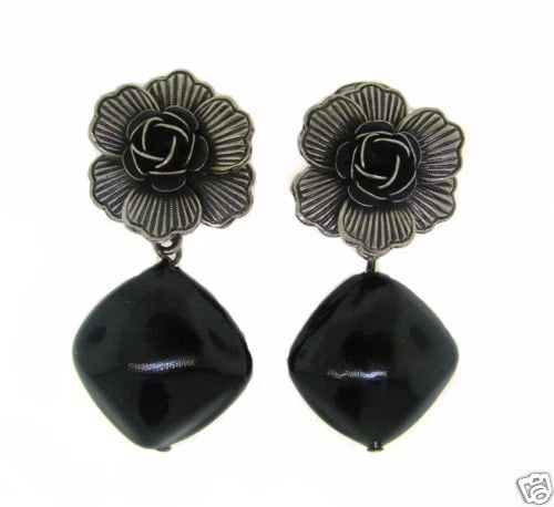 Stylish SILVER FLOWER with BAKELITE RHOMBUS EARRINGS: Title: Stylish SILVER FLOWER with BAKELITE RHOMBUS EARRINGSDescription: Stylish Silver Flowers with Black Bakelite Rhombus Earrings This pair of stylish earrings was created in the 1980s. The