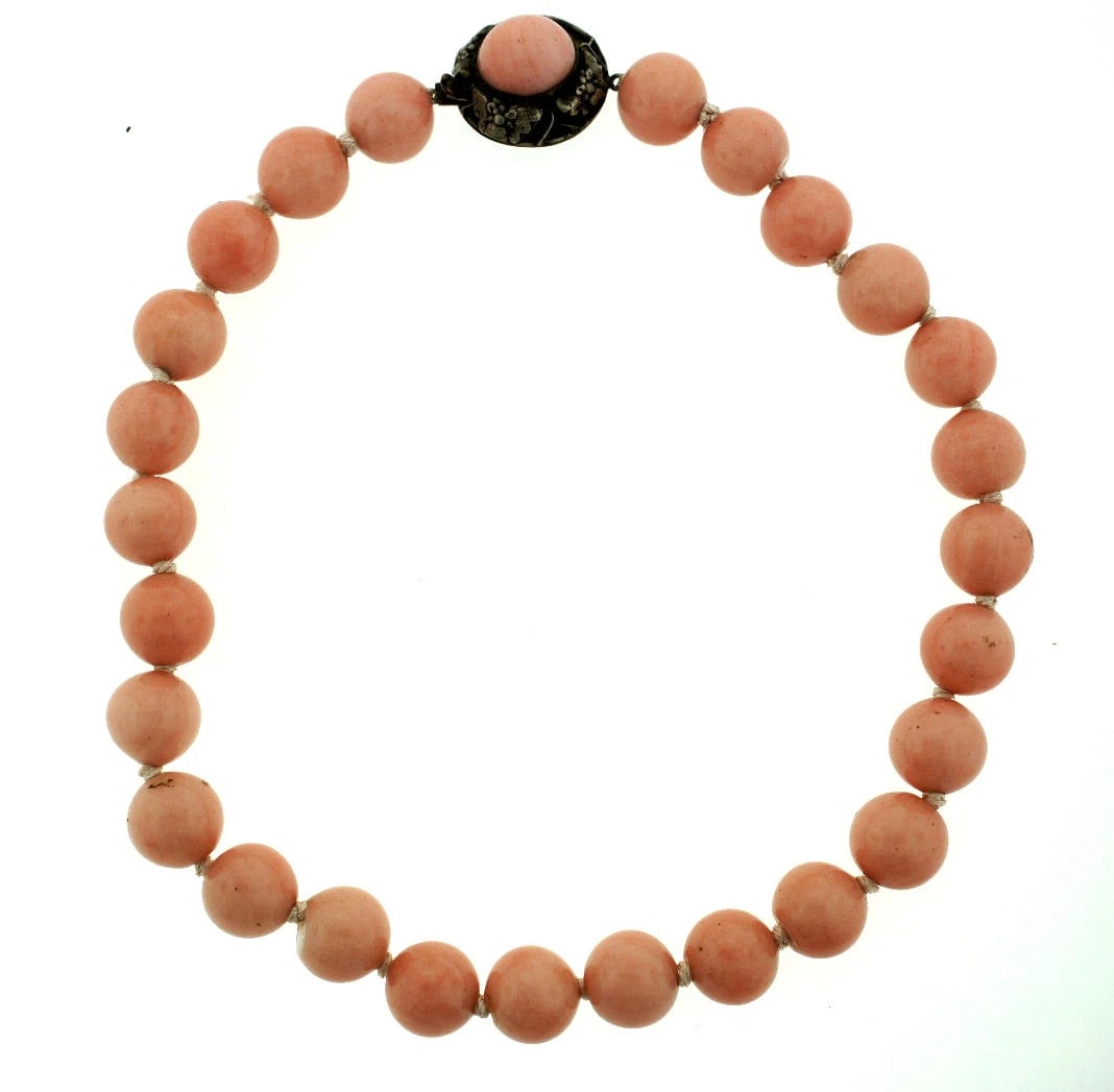 C.1900 VICTORIAN CHOKER SILVER CLASP BEAD NECKLACE WITH ONE CORAL: Title: C.1900 VICTORIAN CHOKER SILVER CLASP BEAD NECKLACE WITH ONE CORAL Description: SILVER CLASP BEAD NECKLACE C.1900 LENGTH 14'' WEIGHT 71.5 G THE CLASP IS SILVER. ONE BEAD ON A CLASP IS CORAL, THE