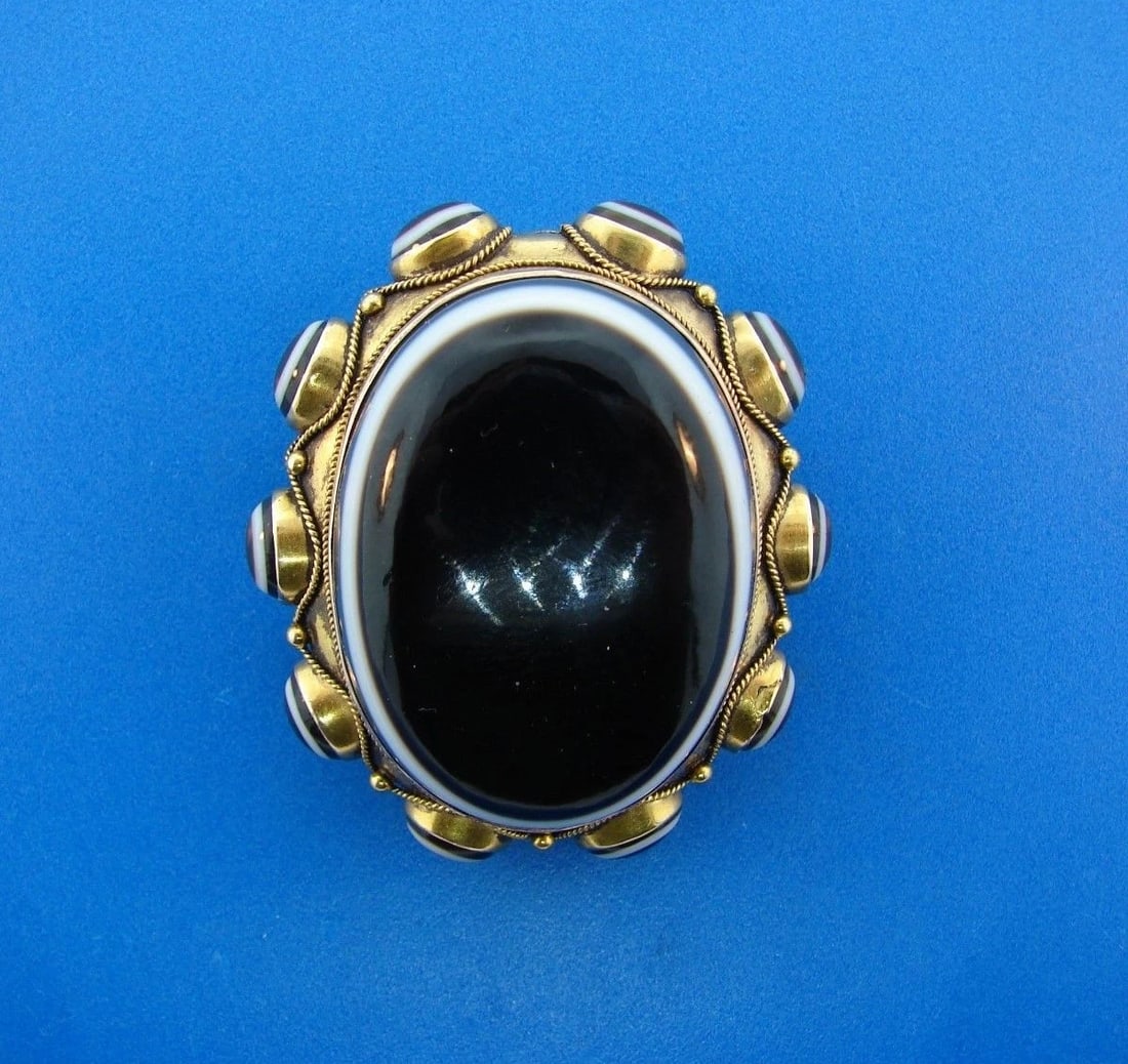 UNIQUE Victorian 14k Yellow Gold & Agate Pendant Circa 1900s: Title: UNIQUE Victorian 14k Yellow Gold & Agate Pendant Circa 1900sDescription: 14k Yellow Gold & Agate Pendant · This is a must for any collector. · The weight is 26.9 grams. The length