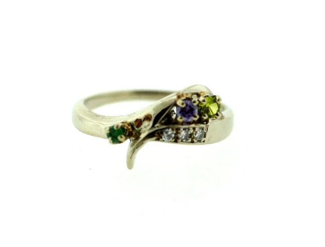VINTAGE 14K WHITE GOLD DIAMOND EMERALD TOURMALINE RING: Title: VINTAGE 14K WHITE GOLD DIAMOND EMERALD TOURMALINE RINGDescription: LOVELY & ADORABLE 14K WHITE GOLD RING GORGEOUS RING SIZE: 6.5 WEIGHT 3.1 G HEIGHT: 5/16'' The Collection proudly offers it