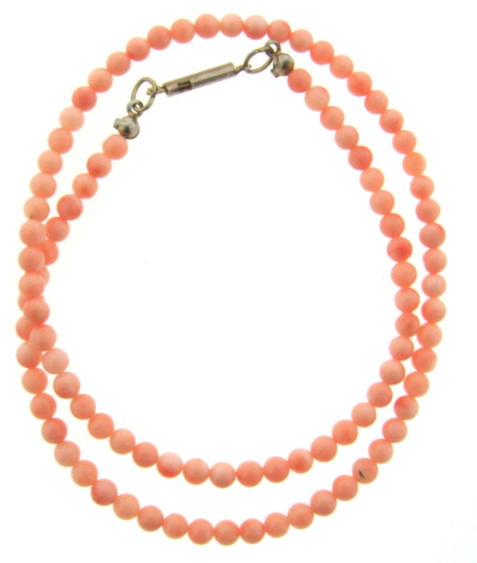 VINTAGE C.1950 CORAL STRAND NECKLACE WITH SILVER CLASP: Title: VINTAGE C.1950 CORAL STRAND NECKLACE WITH SILVER CLASPDescription: CORAL NECKLACE The piece will look absolutely amazing with any outfit. Will be a great piece that you will enjoy to wear
