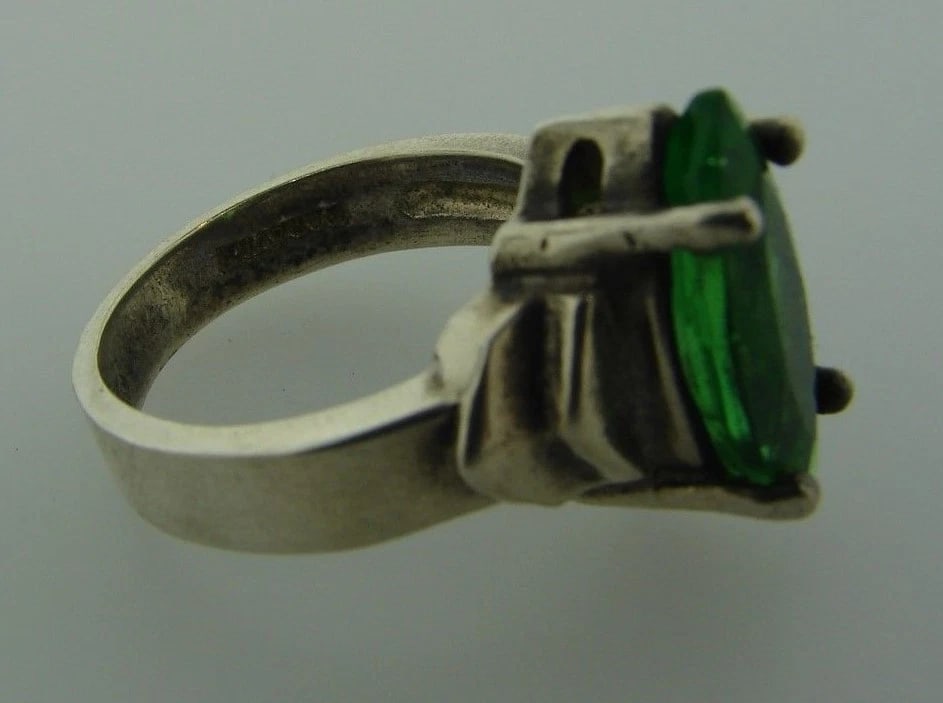 FLASHY Sterling Silver & Green Glass Ring - 6