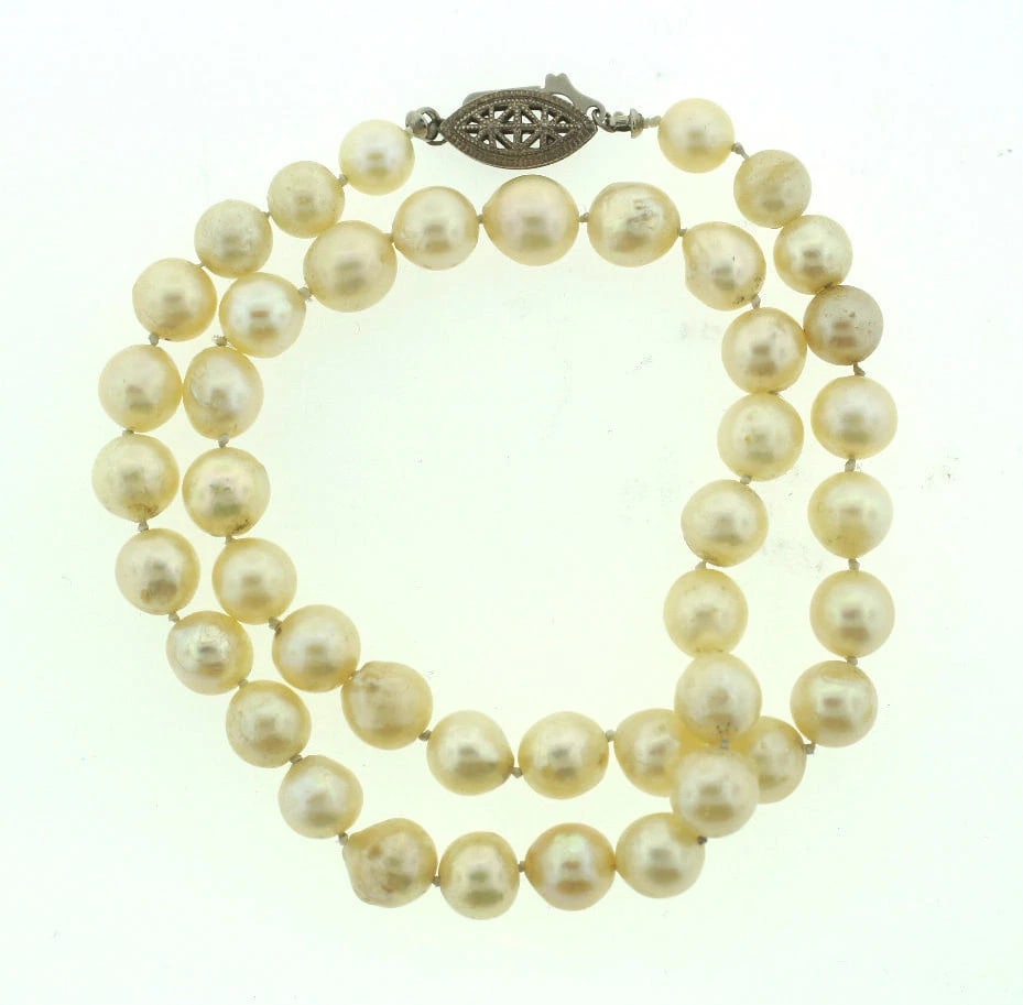 CULTURED PEARL NECKLACE BEAUTIFUL VINTAGE BEAUTY AND SIMPLICITY: Title: CULTURED PEARL NECKLACE BEAUTIFUL VINTAGE BEAUTY AND SIMPLICITYDescription: CULTURED PEARL BEAUTIFUL NECKLACE LENGTH 16 1/4'' WEIGHT 38.1 G PEARL MEASURES APPROX. 9 MM The Collection proudly