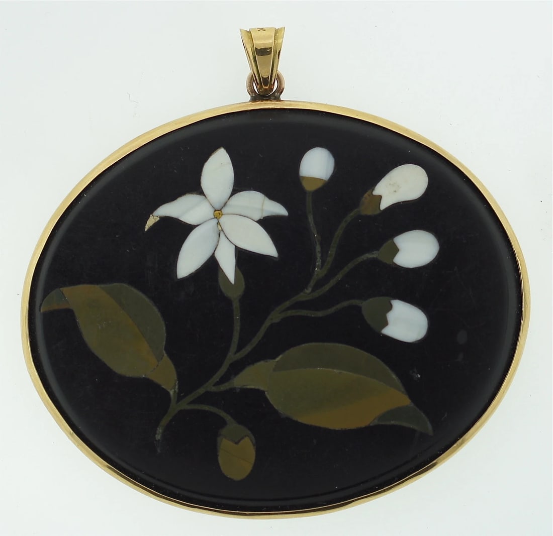 PIETRA DURA 18K YELLOW GOLD C.1950 PENDANT. MARKED. FLOWER COLORED STONES: Title: PIETRA DURA 18K YELLOW GOLD C.1950 PENDANT. MARKED. FLOWER COLORED STONES Description: 18K YELLOW GOLD PIETRA DURA C.1950 PENDANT Pietra dura or pietre dure, called parchin kari in South Asia,