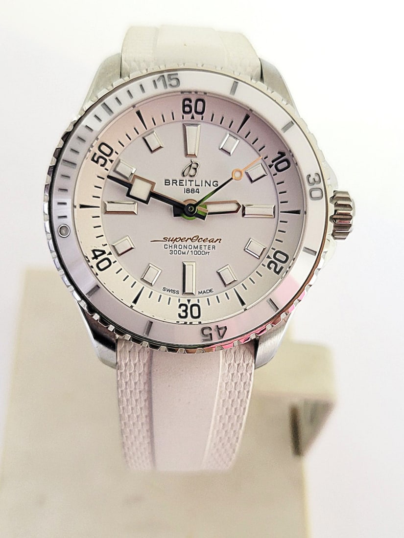 Ladies BREITLING SUPEROCEAN Automatic Chronometer Watch White Dial A17377 EXLNT: Ladies BREITLING SUPEROCEAN Automatic Chronometer Watch White Dial A17377 EXLNT This Ladies BREITLING watch is Swiss made. Great present for yourself or someone you love! * Stainless steel case & back