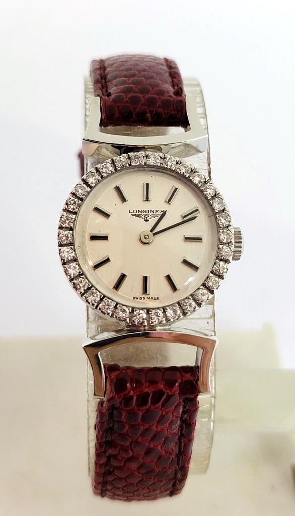Vintage 18k White Gold LONGINES Ladies Watch with Diamond Bezel Cal 460* EXLNT: Vintage 18k White Gold LONGINES Ladies Watch with Diamond Bezel Cal 460* EXLNT ​​​ This Ladies Longines watch is Swiss made. Great present for yourself or someone you love! * Solid 1