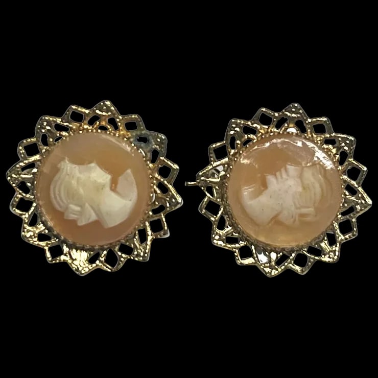 Vintage Gold Tone Cameo Costume Earrings: Title: Vintage Gold Tone Cameo Costume Earrings Description: Vintage Gold Tone Cameo Costume EarringsNo Hallmark SeenCostume Jewelry, Pierced ClosureWeighs 2.5 gramsMeasures Approx. 2 inch