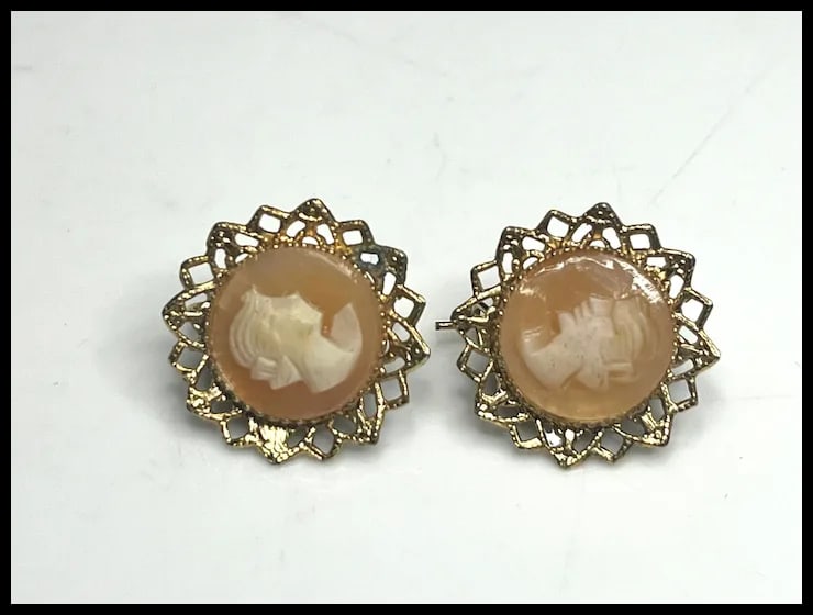 Vintage Gold Tone Cameo Costume Earrings - 2