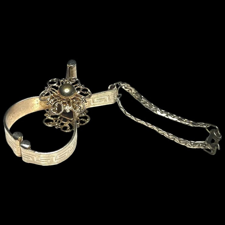 Vintage Etched Floral Gold Tone Glove Clip With Purse Chain (1 of 8)