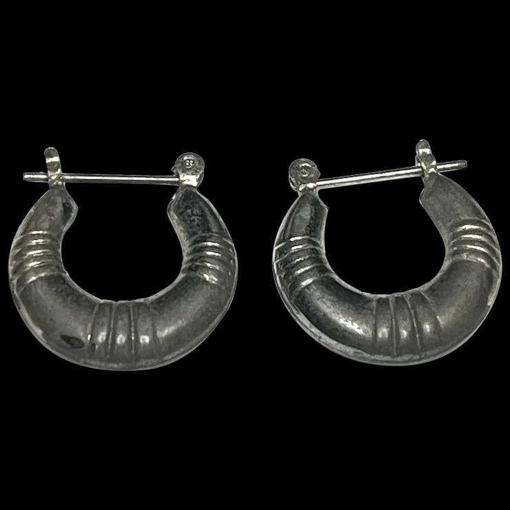 Vintage Sterling Silver Puffy Hoop Earring: Title: Vintage Sterling Silver Puffy Hoop Earring Description: Vintage Sterling Silver Puffy Hoop EarringHallmarked 925 Sterling SilverPierced Earring Weighs 2.1 gramsMeasures Approx. .75 x .75 inches