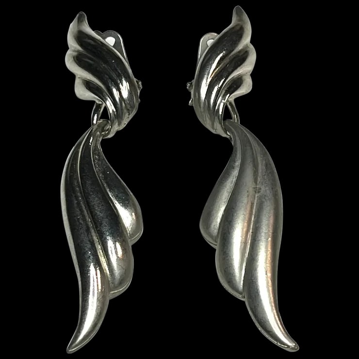 Vintage Sterling Silver Glamourous Estate Twisted Scalloped Clip Earrings: Title: Vintage Sterling Silver Glamourous Estate Twisted Scalloped Clip Earrings Description: Vintage Sterling Silver Glamourous Estate Twisted Scalloped Clip Earrings No Hallmark seen: Tested as