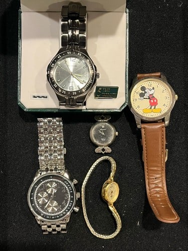 Vintage Watches for Spairs and Repairs: Title: Vintage Watches for Spairs and Repairs Description: Vintage Watches for Spairs and Repairs Not working parts only Reserve: $25.00 Shipping: Domestic: Flat-rate of $6.00 to anywhere within the c