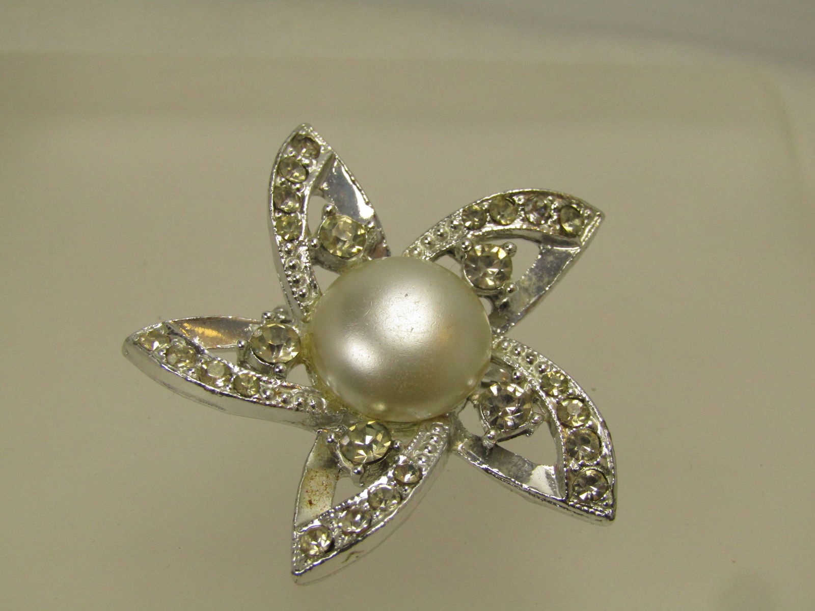 Vintage Heart & AB Rhinestone Brooch, Dangling Rings, 1980's: Vintage Heart & AB Rhinestone Brooch, Dangling Rings, 1980's. This has a heart on the center of the bar brooch on top with a bow and heart and fleur-de-lis design on the sides. Dangling from the top a