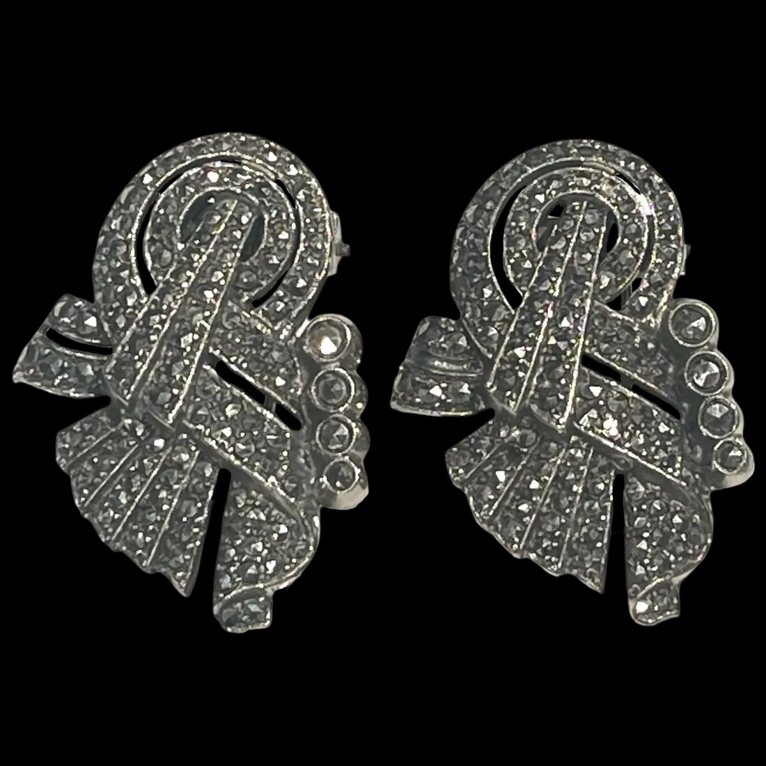 Vintage Art Deco Silver and Marcasite Collar/ Shoe Clip Set: Title: Vintage Art Deco Silver and Marcasite Collar/ Shoe Clip Set Description: Vintage Art Deco Silver and Marcasite Collar/ Shoe Clip SetHallmarked: 935 IND ARWeighs 25.8 gramsMeasures Approx.