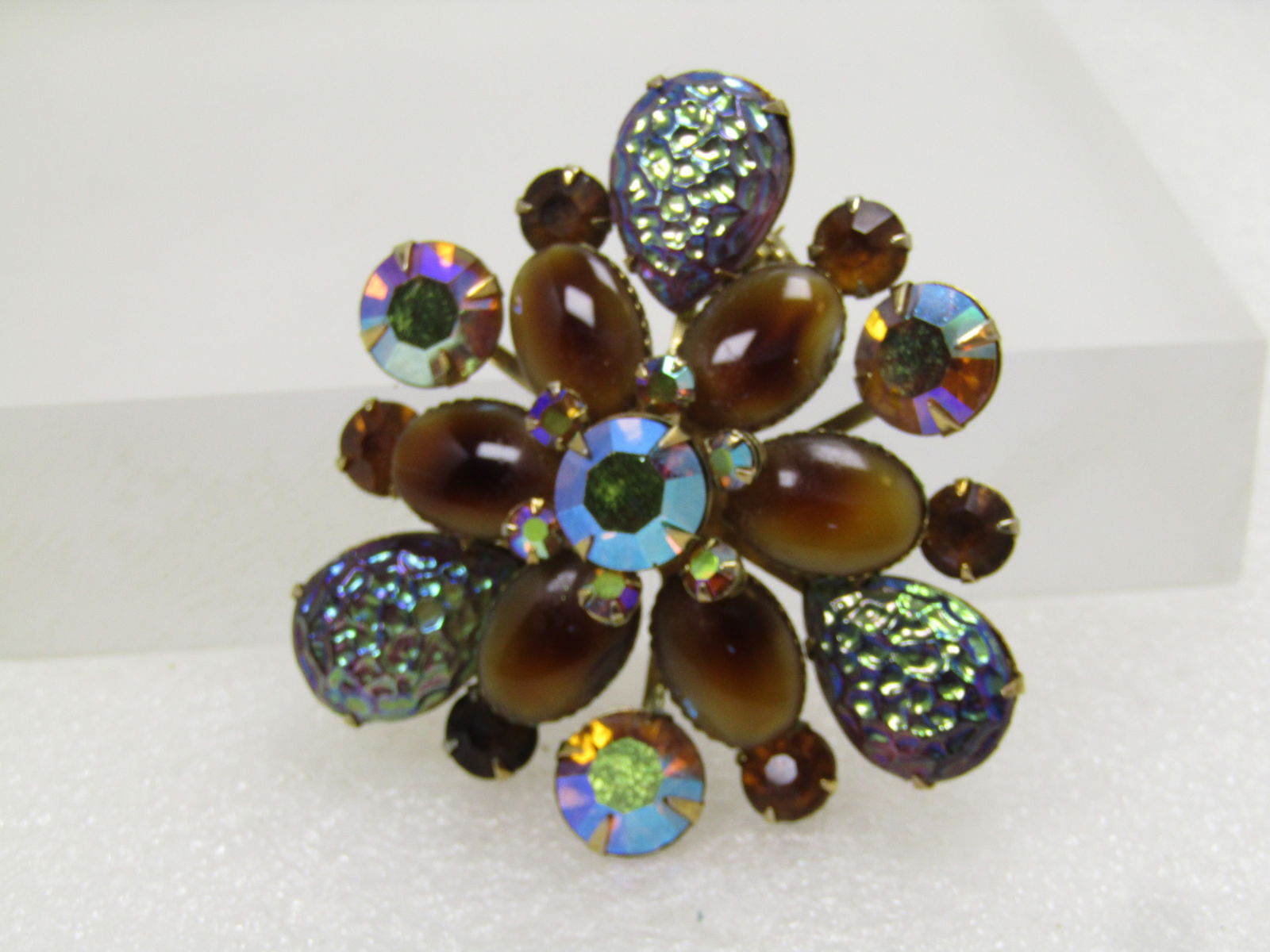Vintage Brown Mixed Cab Brooch, Peacock Molded Glass, 1940's: Vintage Brown Mixed Cab Brooch, Peacock Molded Glass, 1940's. This has brown clear rhiNEstones in appx. 6mm and 19nn with aurora borealis finish on the larger and a creamy tan and brown oval glass