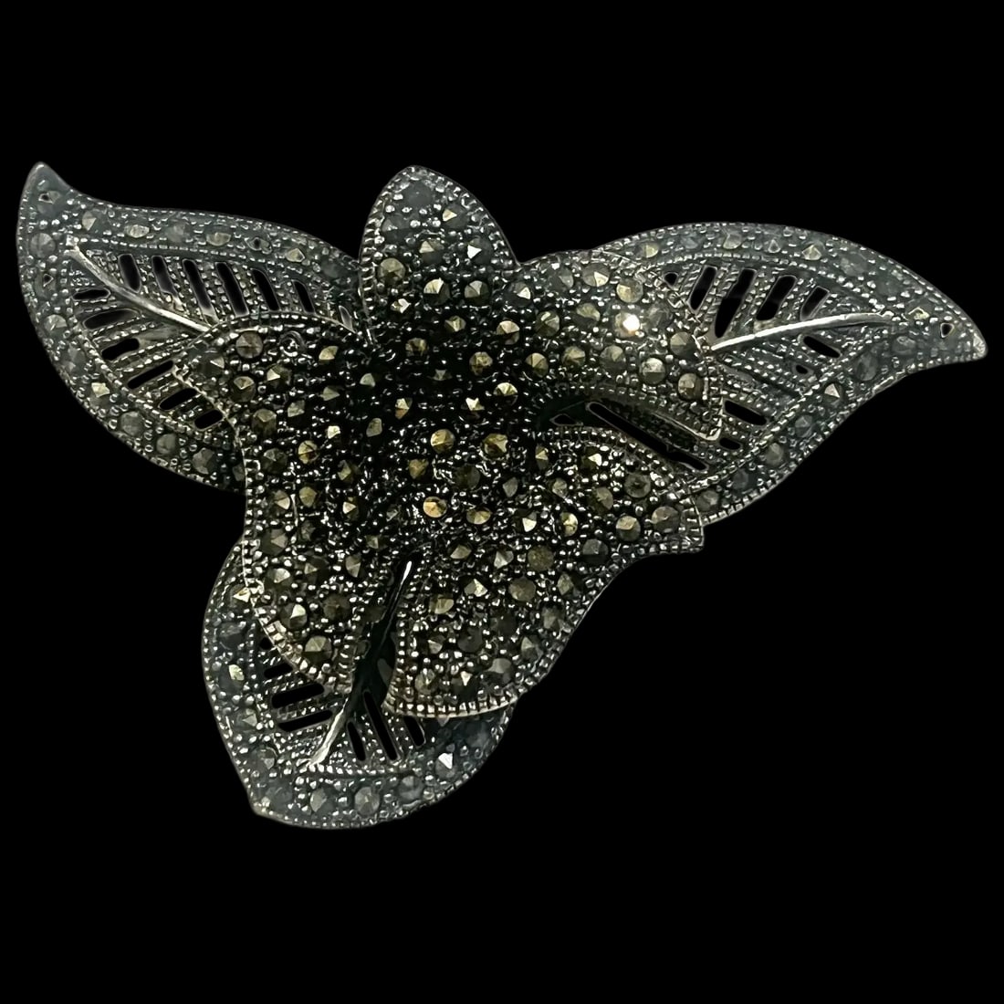 Vintage Sterling Silver & Marcasite Flower Pin 3-D design: Title: Vintage Sterling Silver & Marcasite Flower Pin 3-D design Description: Vintage Sterling Silver & Marcasite Flower Pin 3-D designHallmarked: 925Weighs 17.8 gramsMeasures Approx. 2.5 x 1.5 inches