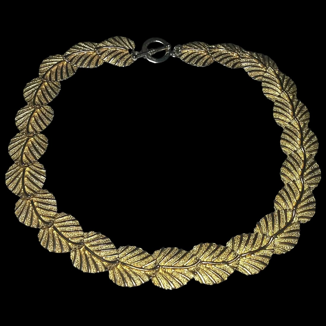Estate Gold Tone Leaf Link Necklace- Unsigned: Title: Estate Gold Tone Leaf Link Necklace- Unsigned Description: Estate Gold Tone Leaf Link Necklace- UnsignedUnsigned- Costume Weighs 90 gramsMeasures Approx. 19 inches Reserve: $20.00 Shipping: Dom