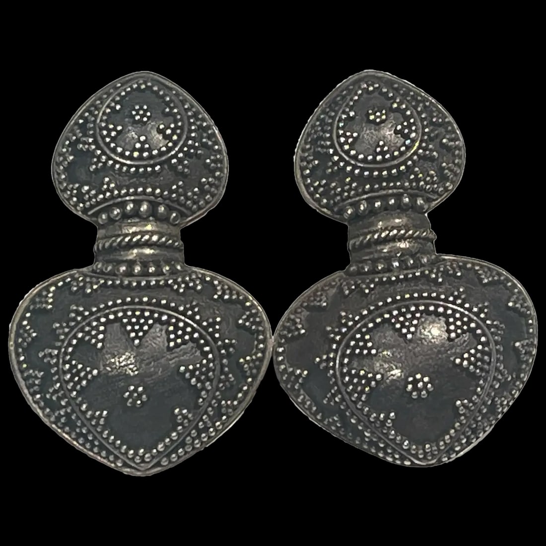 Vintage Sterling Silver Gunmetal John Hardy Clip Earrings: Title: Vintage Sterling Silver Gunmetal John Hardy Clip Earrings Description: Vintage Sterling Silver Gunmetal John Hardy Clip EarringsHallmarked: 925 Indonesia JHWeighs 14.6 gramsClip Back Closure (N