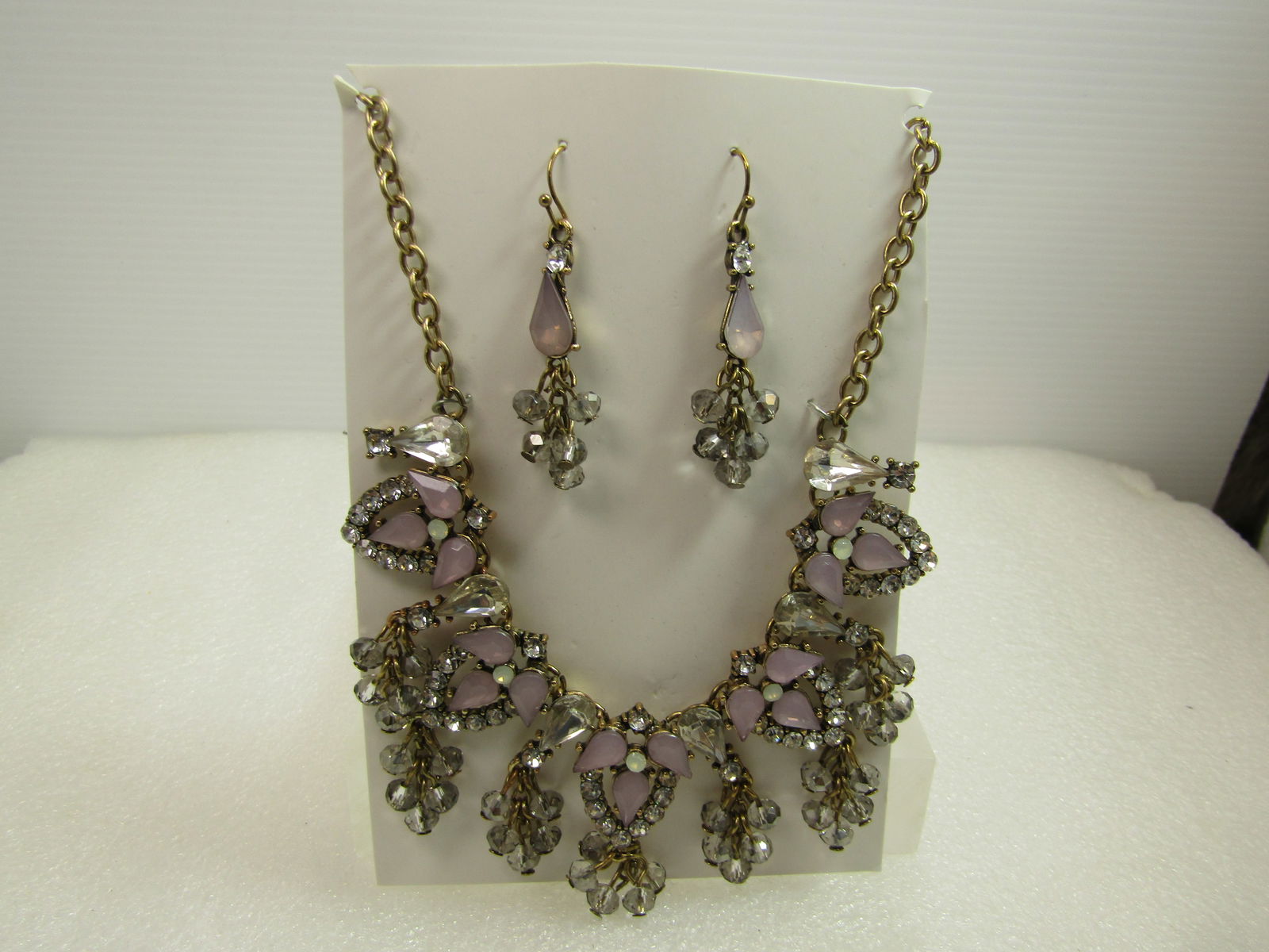 Vintage Pink & Clear Drop Necklace & Earrings Set, 18"-21", 1980's-1990's: Vintage Pink & Clear Drop Necklace & Earrings Set, 18"-21", 1980's-1990's. It has a curb link style main chain that is appx. 2.5mm wide and is 18" with an additonal 3" extender chain. Statement Set. T