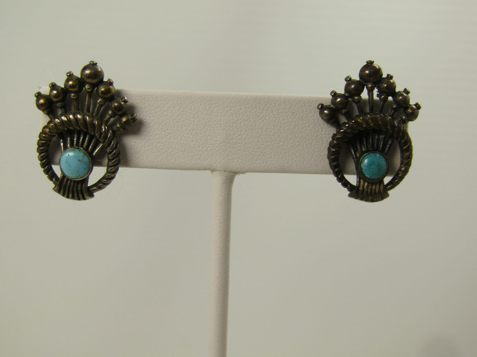 Vintage Sterling Turquoise Necklace & Earrings Set, Screwback, 16", 1940's-1950's: Vintage Sterling Turquoise Necklace & Earrings Set, Screwback, 1940's-1950's. 16" necklace. These have a ridged tapered circle with a trquoise bezel-set stone in the center, set raised and ray like