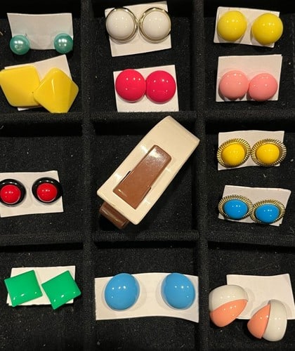 Vintage Retro Earring and Bracelet Lot: Title: Vintage Retro Earring and Bracelet Lot Description: Vintage Retro Earring and Bracelet Lot12 Earrings 1 bracelet/cuff Reserve: $15.00 Shipping: Domestic: Flat-rate of $6.00 to anywhere within t