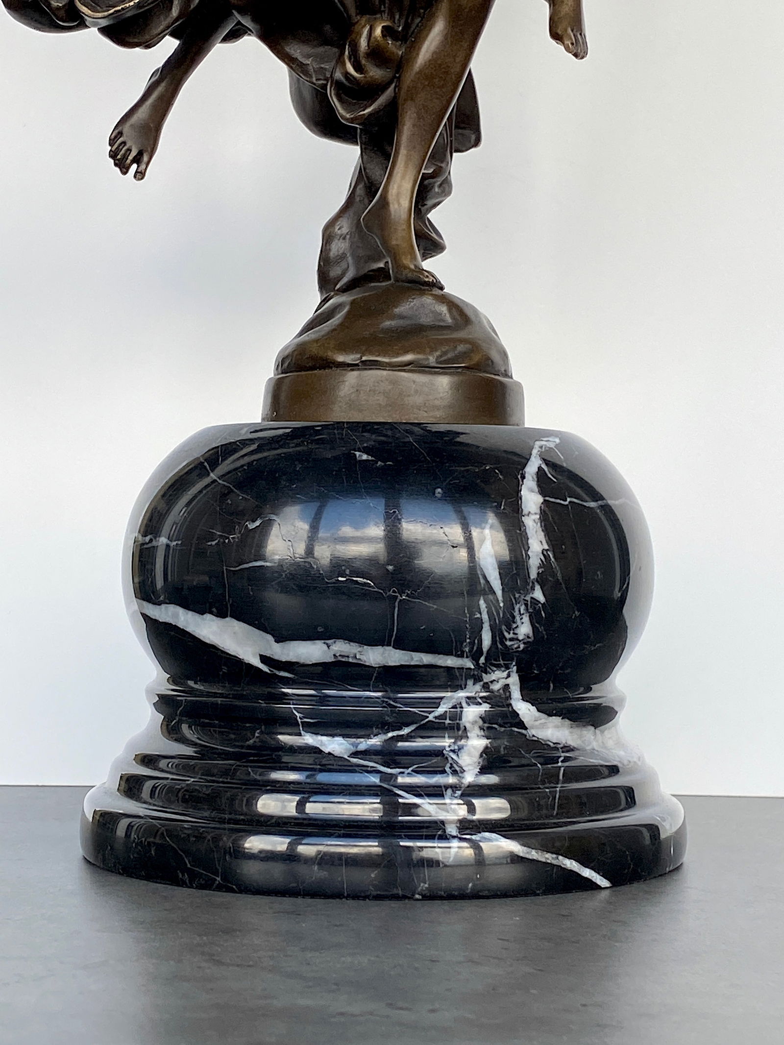 Sign. Bronze Gloria victim signed sculpture with marble base - 9