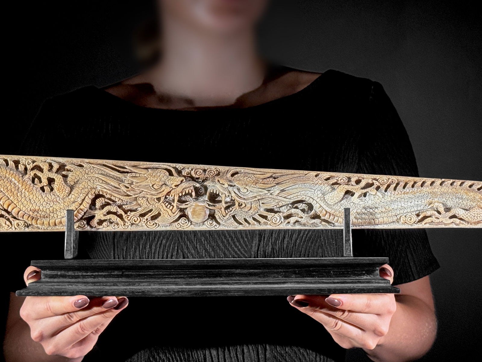 Large carved swordfish - Double Dragon motif: Title: Large carved swordfish - Double Dragon motifMaker:UnknownOrigin: IndonesiaDate/Period:2025Materials:Xiphius Gladius, Bone, WoodDimensions:Length: 87 cm / 34.2 inchesDescription:An extra large