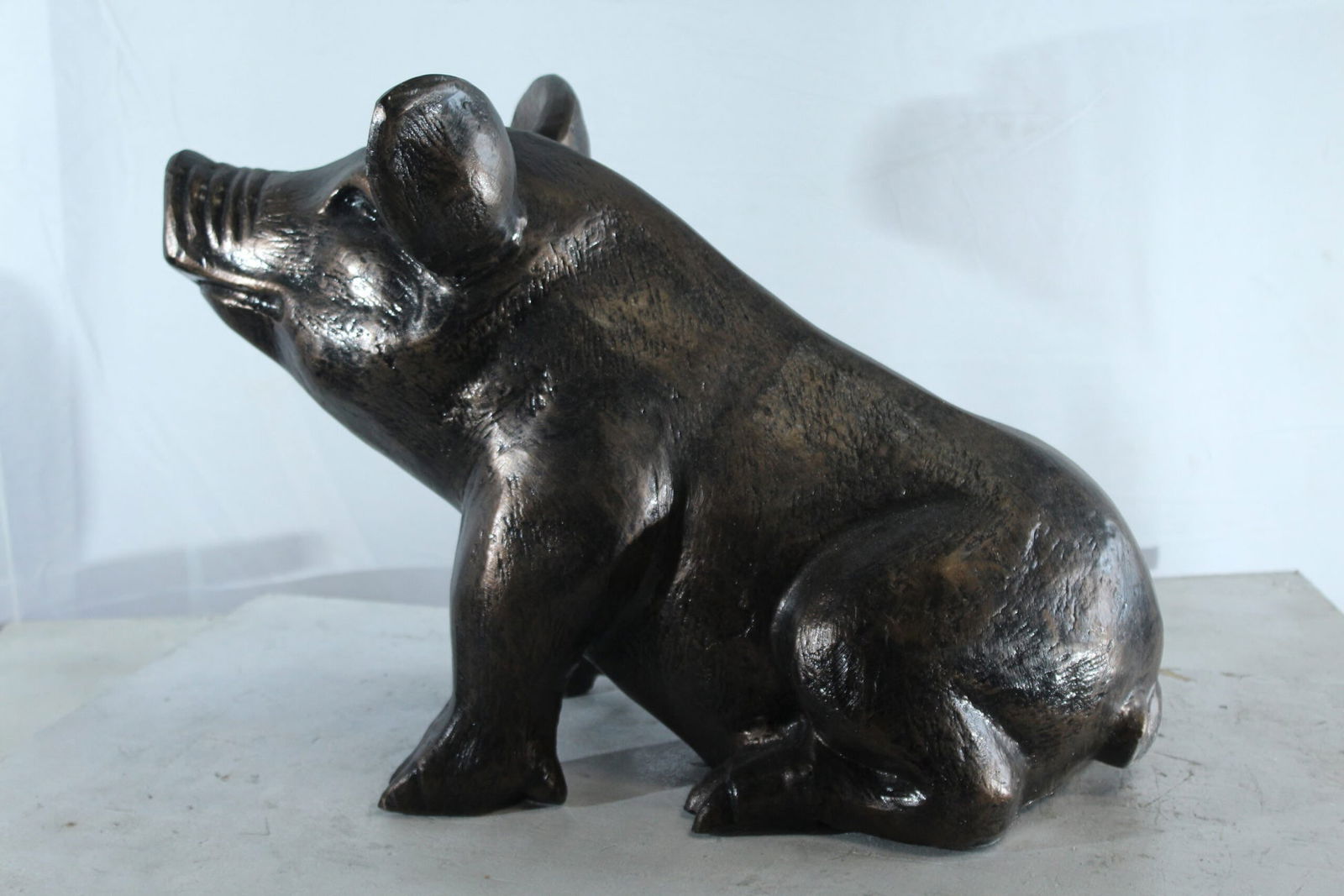 Playful Pig Sitting Statue - Aluminum Farmhouse Animal Decor for Garden, Patio, or Rustic Interiors - 10