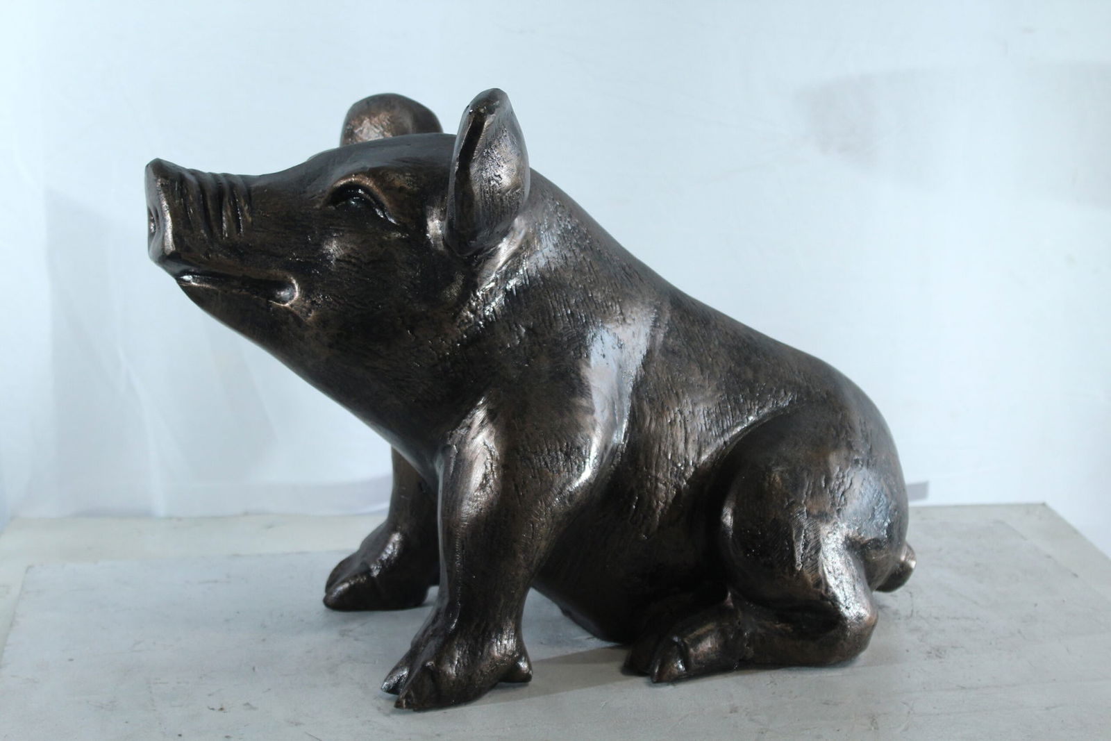 Playful Pig Sitting Statue - Aluminum Farmhouse Animal Decor for Garden, Patio, or Rustic Interiors - 11