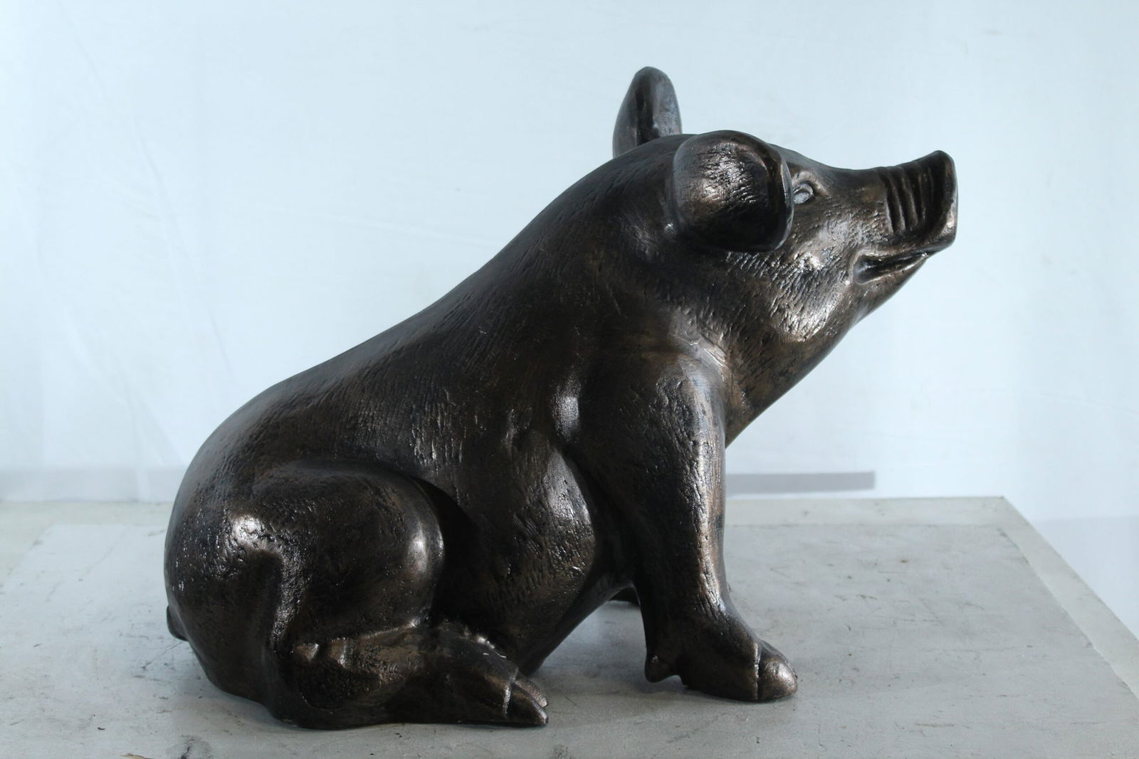 Playful Pig Sitting Statue - Aluminum Farmhouse Animal Decor for Garden, Patio, or Rustic Interiors - 6