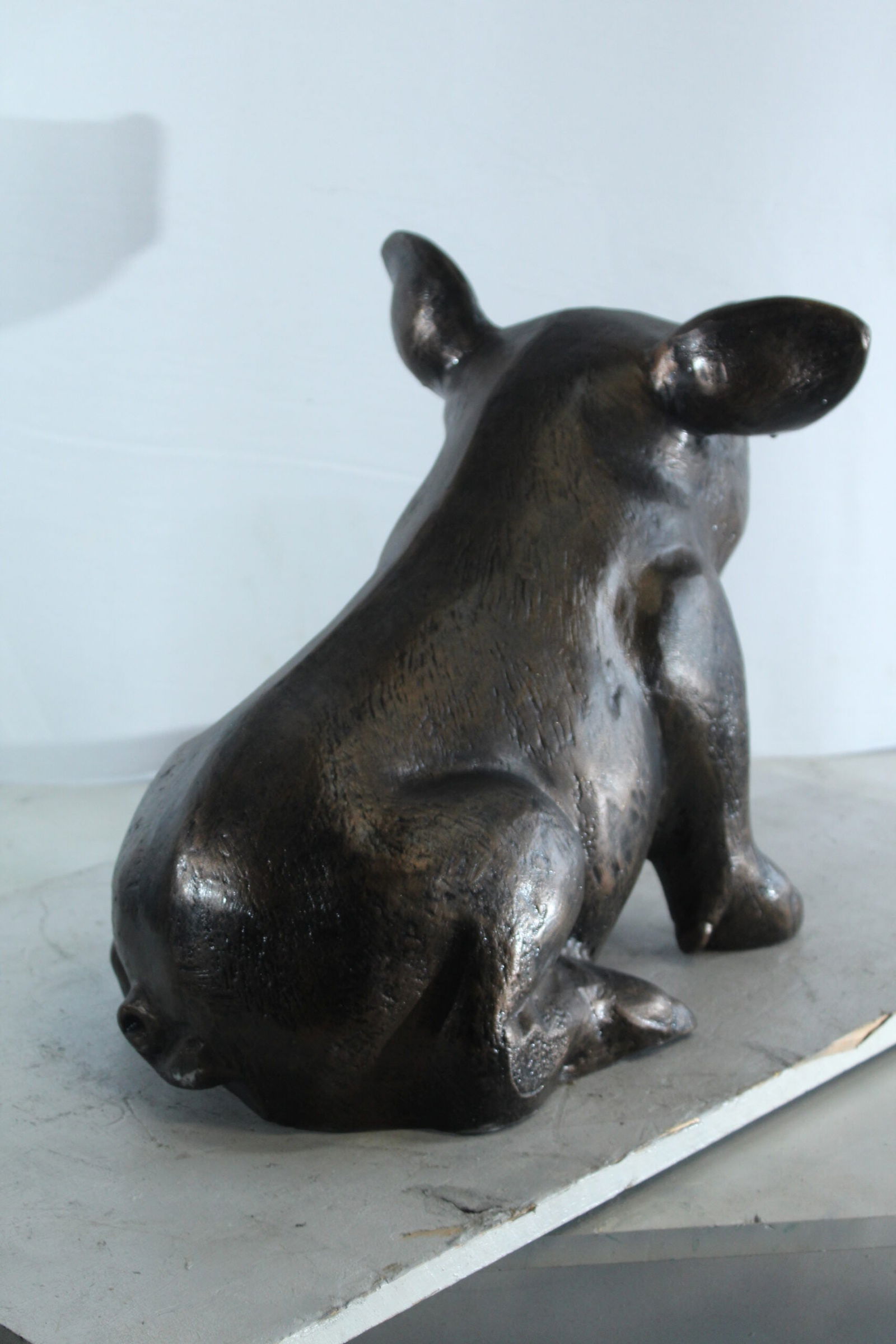 Playful Pig Sitting Statue - Aluminum Farmhouse Animal Decor for Garden, Patio, or Rustic Interiors - 7