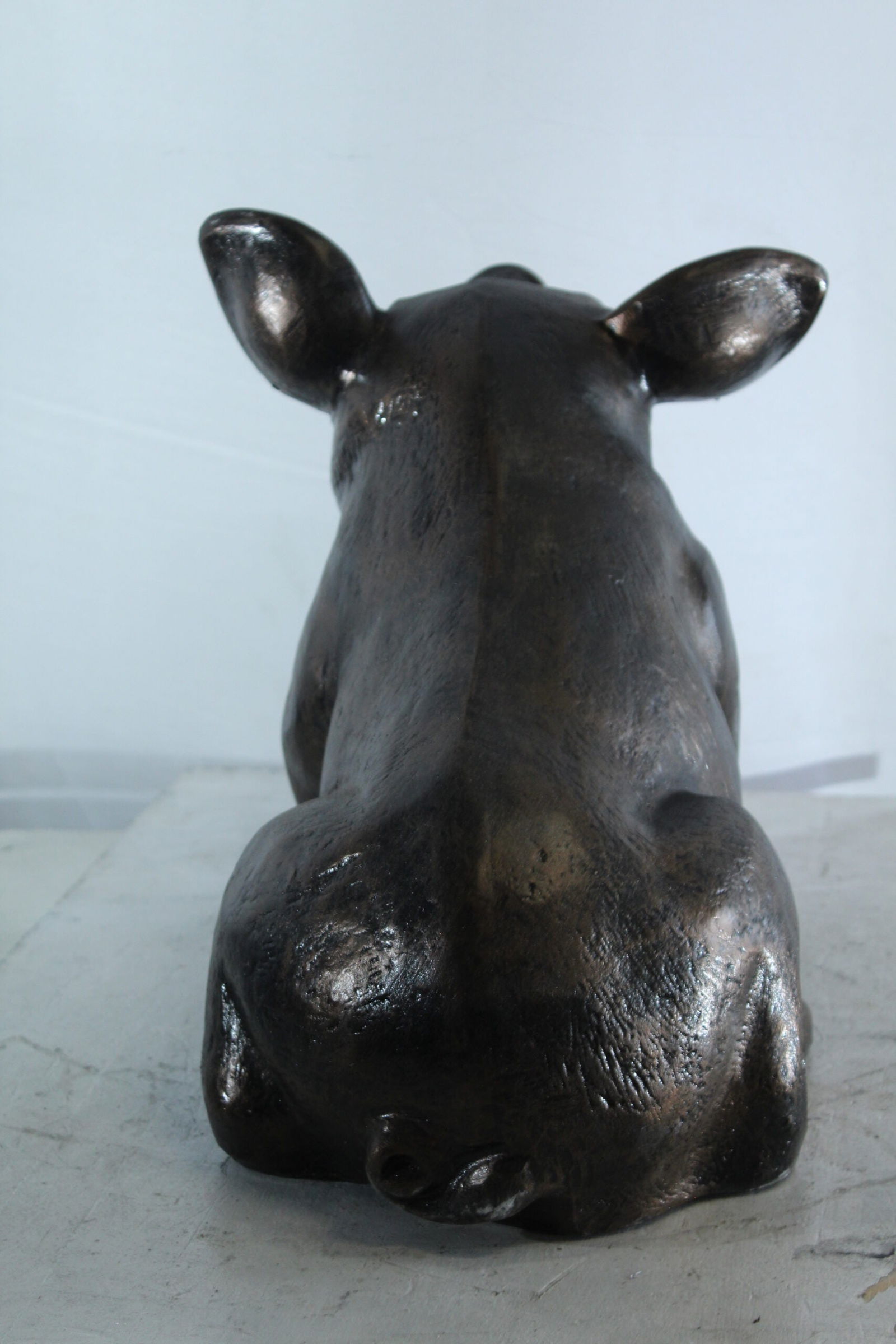 Playful Pig Sitting Statue - Aluminum Farmhouse Animal Decor for Garden, Patio, or Rustic Interiors - 8