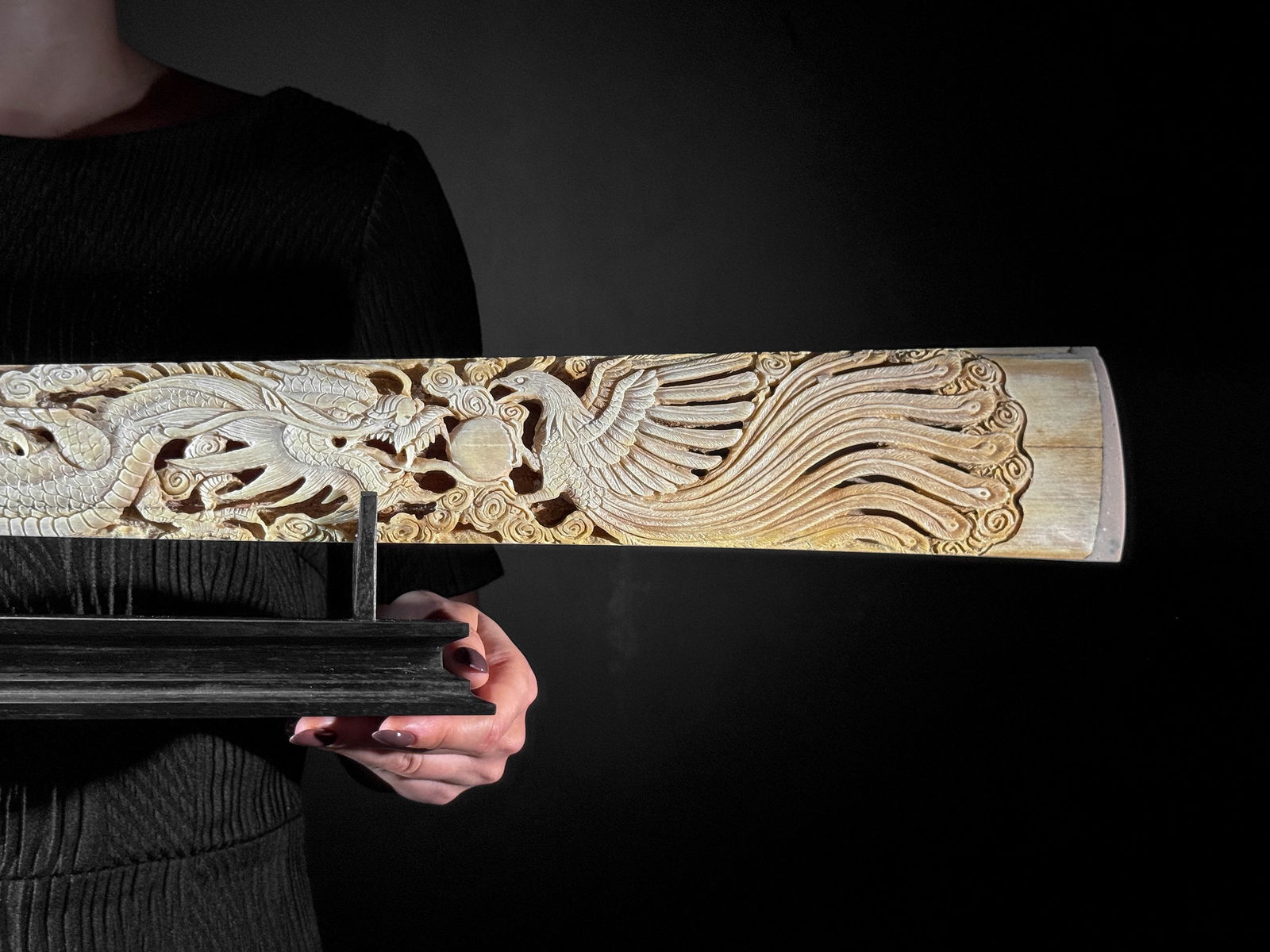 Impressive engraved swordfish rostrum - Dragon Phoenix motif: Title: Impressive engraved swordfish rostrum - Dragon Phoenix motif Maker:Unknown Origin: Indonesia Date/Period:2025 Materials:Xiphias Gladius, Bone, Wood Dimensions:Length: 89 cm / 35 inches Descript