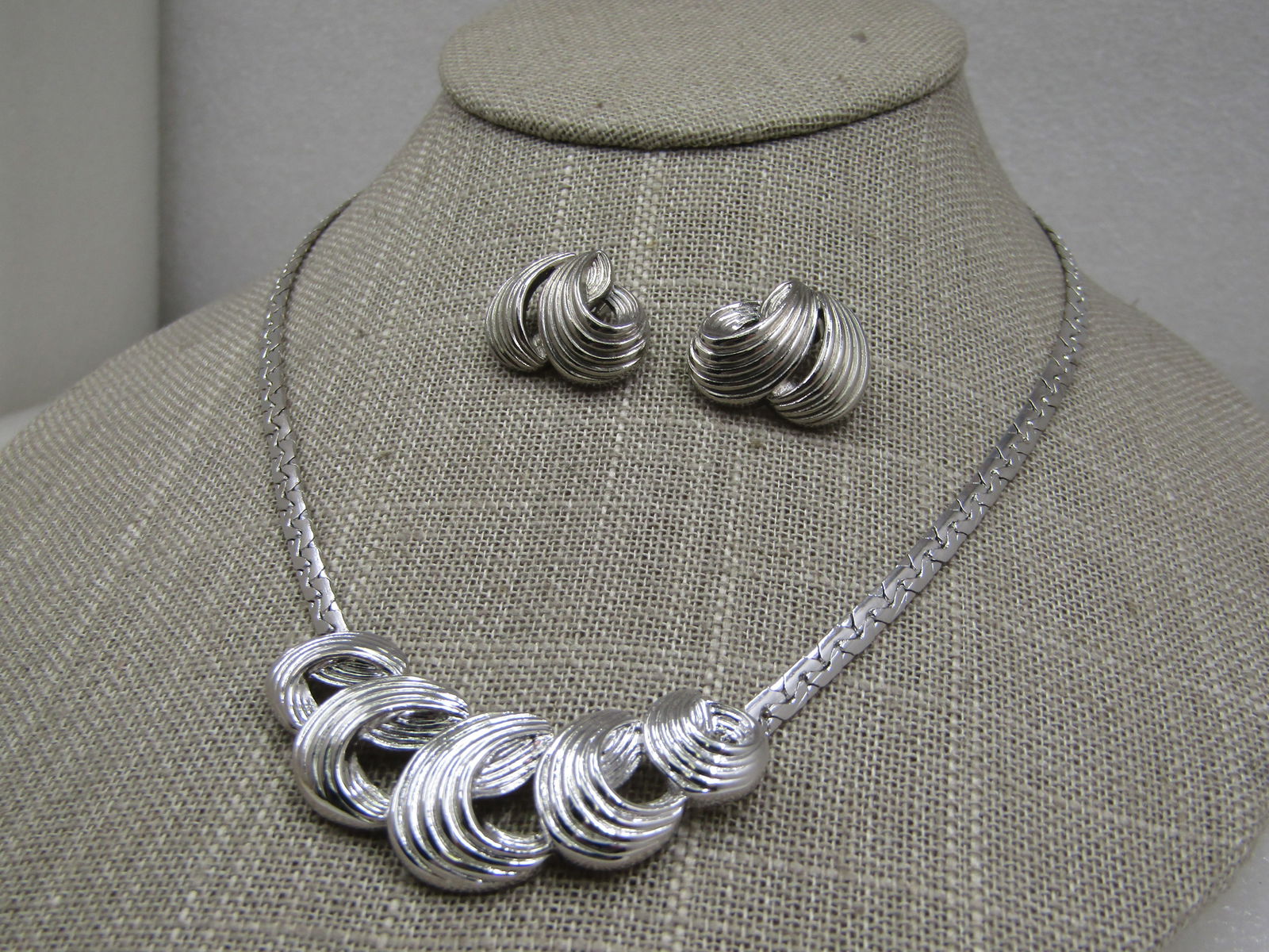 Vintage Silver Tone Ridged Necklace & Earrings Set, 1960's - 3