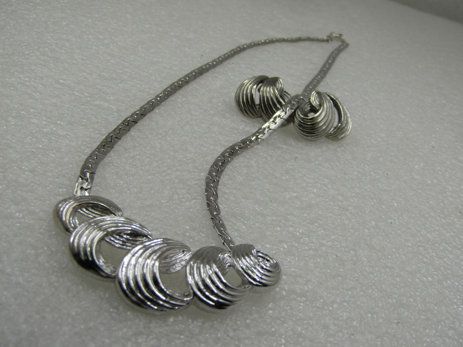 Vintage Silver Tone Ridged Necklace & Earrings Set, 1960's - 5