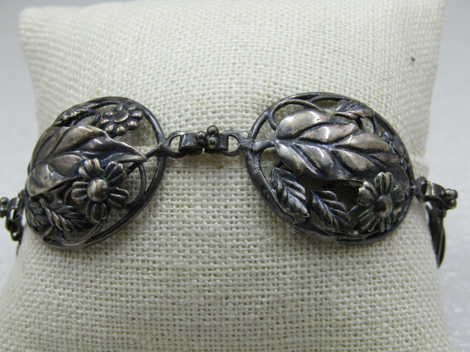 Vintage Sterling Floral & Leaf Braclet, Sterling Craft by Coro, 7.5", 1940's: Vintage Sterling Floral & Leaf Braclet, Sterling Craft by Coro, 7.5", 1940's, The links are domed leave and floral themed with open work around the design. The links are appx. 24mm wide across the wri