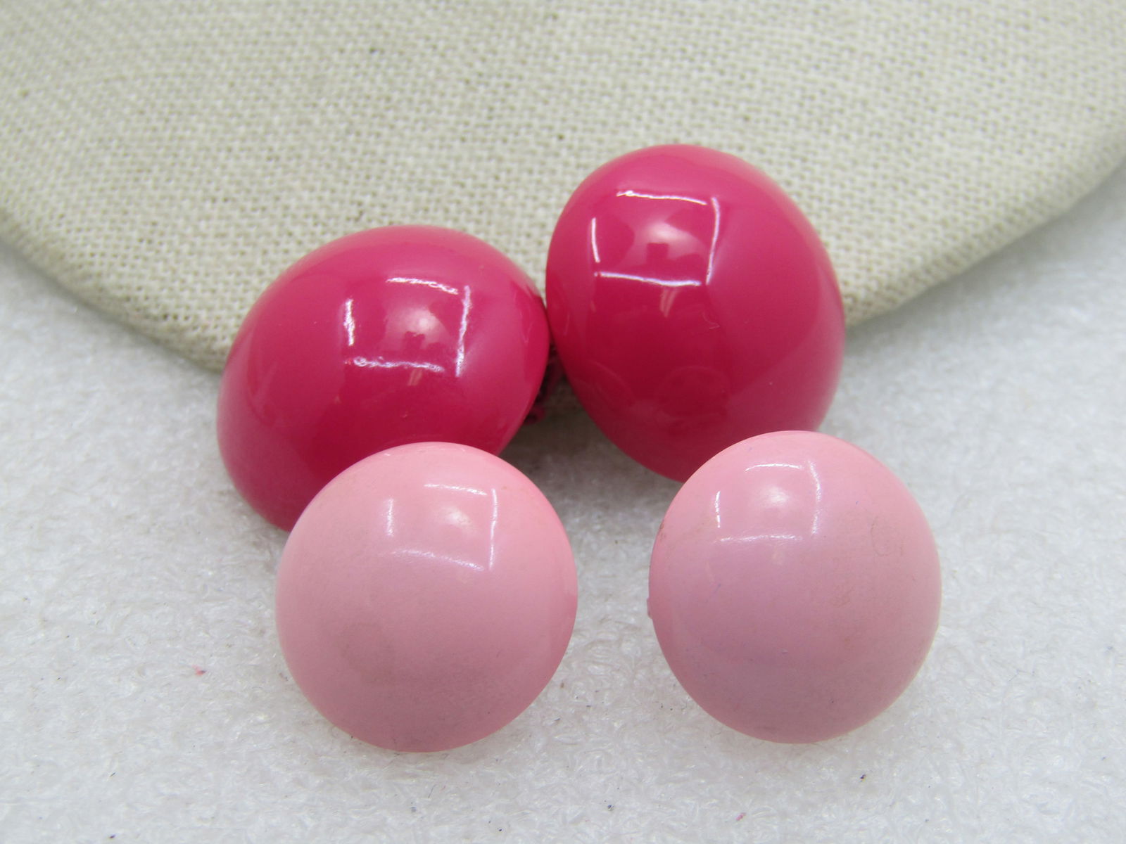 Vintage 2 Pair Enameled Pink Clip Earrings, 1" and 3/4", Mid-Century NL: Vintage 2 Pair Enameled Pink Clip Earrings, 1" and 3/4", Mid-Century. The 3/4" pair is a princess pink and the 1" is a darker pink. Both in good to very good conidition. Iight wear and almost new