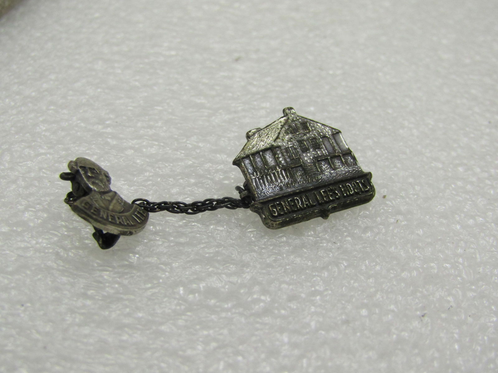 Vintage General Lee Headquarters Souvenir Brooch, Silver Tone: Vintage General Lee Headquarters Souvenir Brooch, Silver Tone. This is part of the Gettysburg Historical Civil War site, tours, museum, and grounds. This has two parts - the headquarters building and