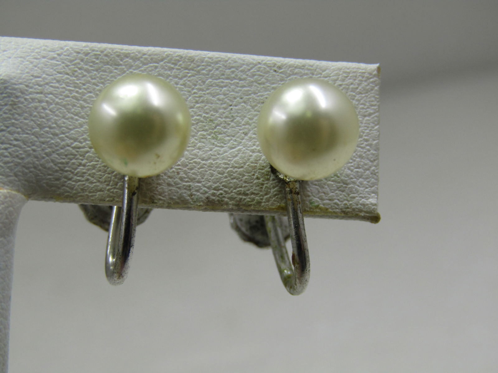 Vintage Marvella Sterling Faux Pearl Earrings, Screwback Mid-Century: Vintage Marvella Sterling Faux Pearl Earrings, Screwback Mid-Century. Faux pearl appx. 8mm round set in sterling screw back settings. Marked sterling and signed Marvella. Weight of the earrings is 2.4