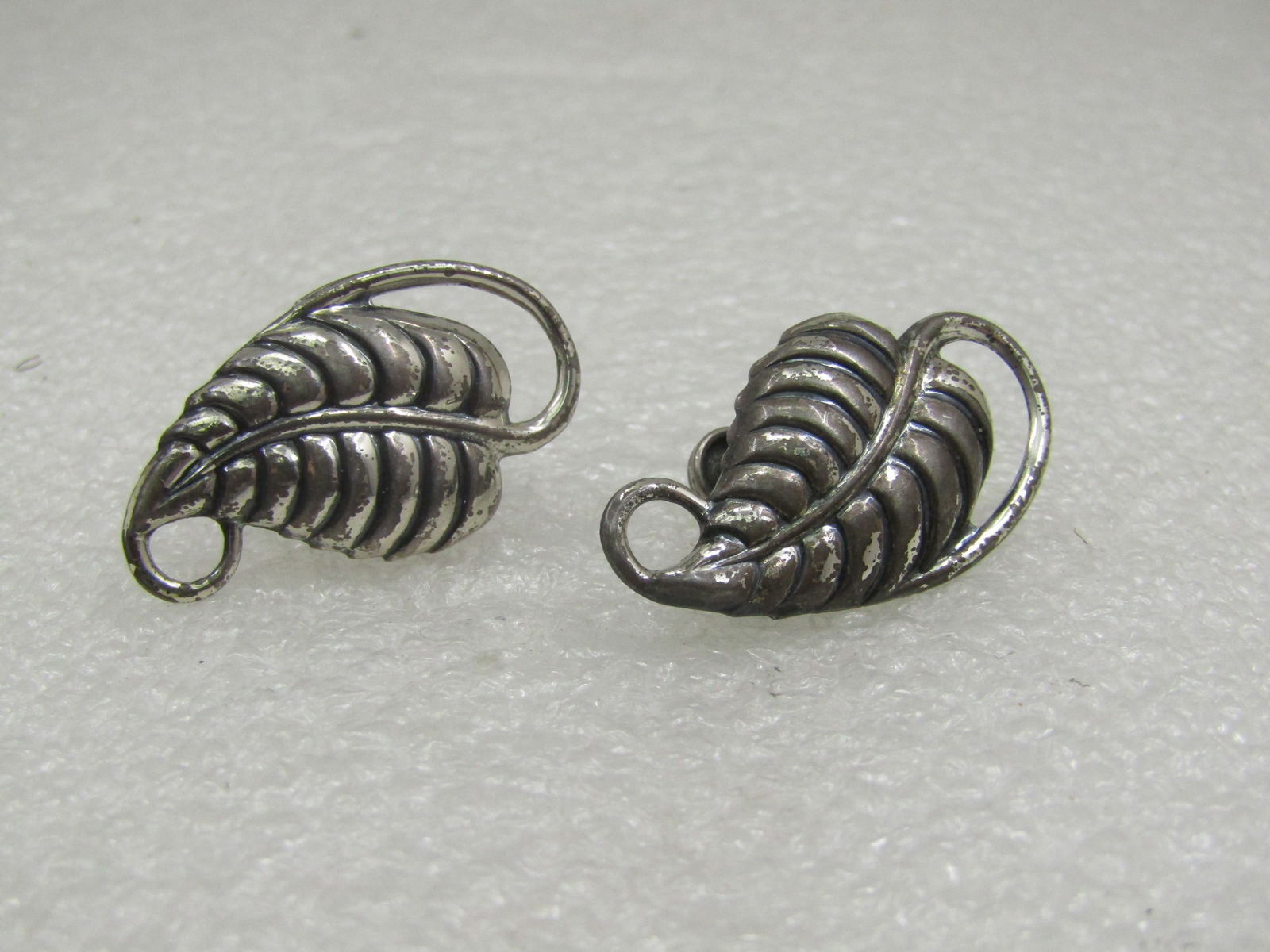 Vintage Sterling Danecraft Leaf Earrings, Screwback, Mid-Century: Vintage Sterling Danecraft Leaf Earrings, Screwback, Mid-Century. 1" long and 5/8" wide. Signed Danecraft and Sterling with an R in the center of the screw. Weight of the earrings is appx. 4.36 grams.