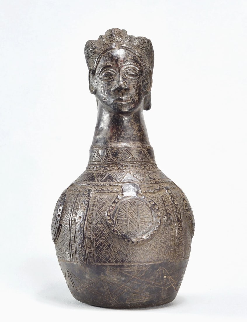 Superb ZANDE AZANDE anthropomorphic terracotta vessel African pottery MC 1902 - 5